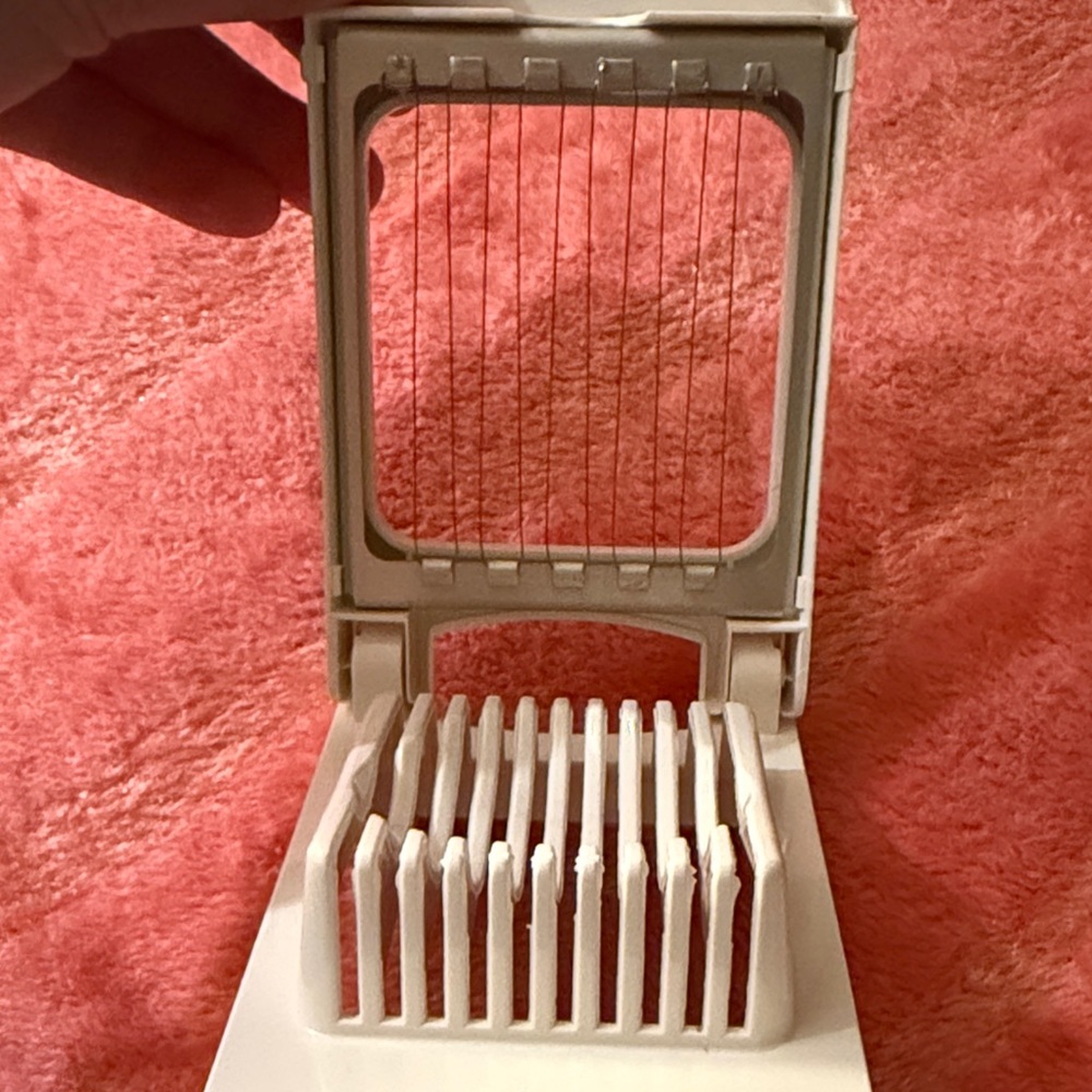 The Pampered Chef White Egg Slicer NWOB - Picture 2 of 2